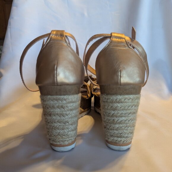 MUDD Gold Espadrille Wedges Size 9 - Picture 3 of 4